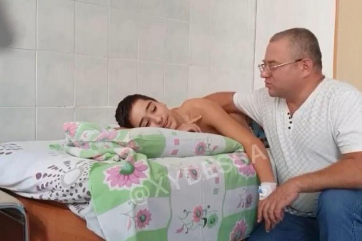 Отец мальчика, который напоролся на штырь на детской площадке, обвинил медиков в халатности (видео)